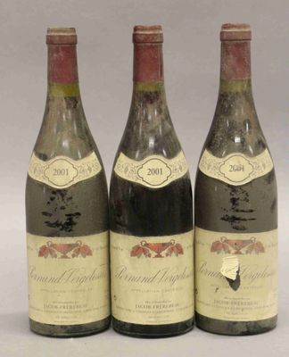 trois bouteilles de vin posées sur une table l'une à côté de l'autre