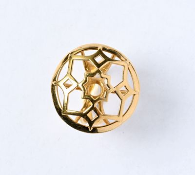 un gros plan d'une bague plaquée or avec une étoile au centre