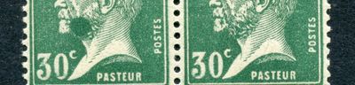 deux timbres verts représentant le portrait d'un homme et d'une femme