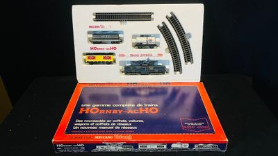 une boîte contenant un train sur une table