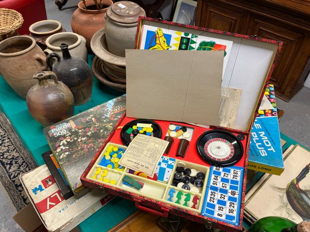 Lot de jeux de société anciens et mallettes de jeux. Incomplet
