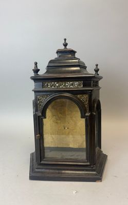 une image représentant une horloge noire avec un cadran doré sur un fond blanc