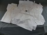 un tas de vêtements blancs posé sur un tissu noir