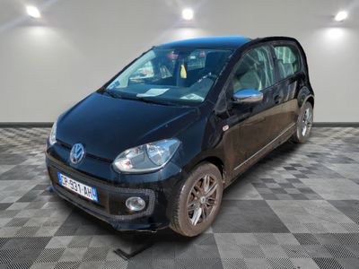 une petite voiture noire garée dans un garage
