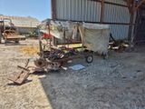 une photo d'une remorque garée sur un terrain en terre battue