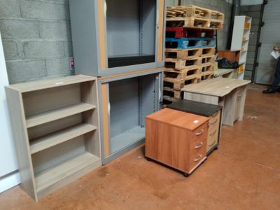 Un lot de mobilier de bureau comprenant :