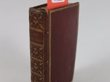 un petit livre sur lequel est posée une étiquette de prix