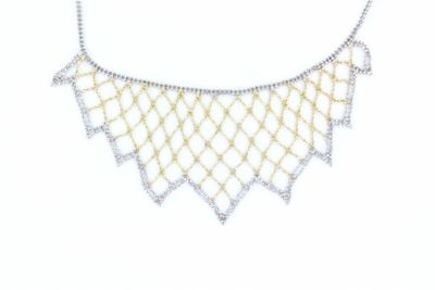 un collier blanc et jaune orné de diamants sur fond blanc