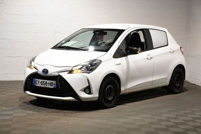 une photo d'une Toyota Yaris blanche garée dans un garage