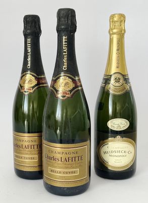 trois bouteilles de champagne posées côte à côte sur une table