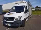 une camionnette blanche garée dans un parking