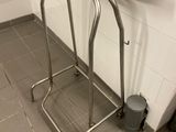 des toilettes équipées d'un siège et d'une poubelle dans un coin