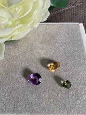 Ensemble de 3 pierres facettées type citrine, améthyste et p…