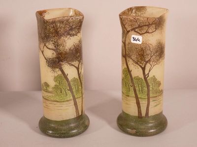 deux vases décorés d'arbres, posés sur une table