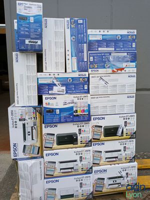 des cartons empilés les uns sur les autres devant un immeuble