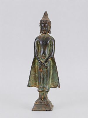 une statue en bronze représentant une personne portant un chapeau sur la tête