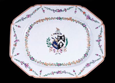 une assiette raffinée ornée d'un blason