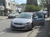 une voiture argentée garée sur le bord de la route