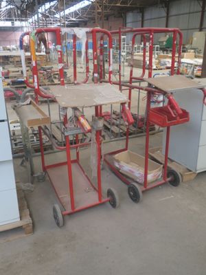 un chariot rouge qui se trouve au milieu d'un entrepôt