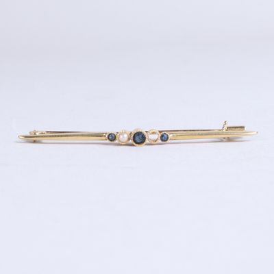 une paire de boucles d'oreilles en or et saphir bleu sur fond blanc