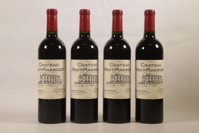 trois bouteilles de vin rouge posées côte à côte sur une table