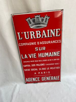 une enseigne rouge sur laquelle figure une couronne et où l'on peut lire « Lurbaine »