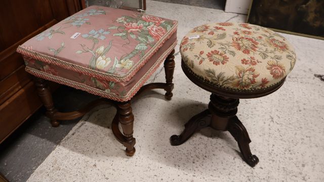 Lot : tabouret de piano et tabouret à entretoise 