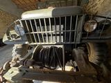 un vieux camion garé dans un garage