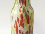 un vase posé sur une surface blanche