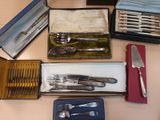 plusieurs types d'argenterie sur la table