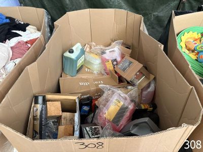 deux cartons contenant divers objets