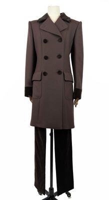 Manteau Peale marron à double boutonnage pour homme, présenté sur un mannequin