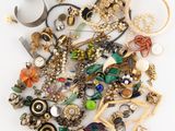 une pile de bijoux assortis sur une surface blanche