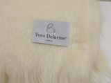 a label that says yes delorme on a white blanket