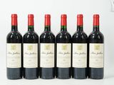 six bouteilles de vin rouge alignées