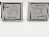 une paire de boîtes blanches ornées de dessins noirs représentant un ordinateur et un téléviseur