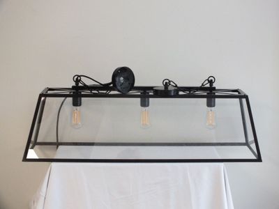 une lampe posée sur une étagère