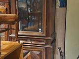 un meuble en bois et une chaise dans une pièce