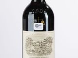 une bouteille de vin posée sur une table