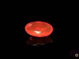 gros plan d'un diamant rouge sur une surface noire