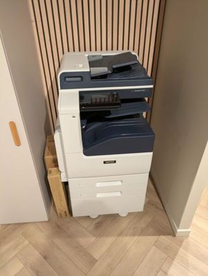 l'imprimante est posée sur une pile de cartons