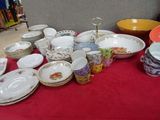 de nombreuses assiettes et bols posés sur une nappe rouge