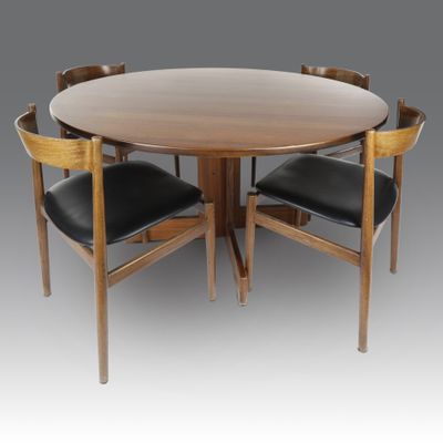 une table à manger ronde entourée de quatre chaises