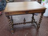une table en bois avec un tiroir dans une pièce