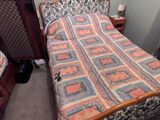 un lit recouvert d'une couette dans une chambre