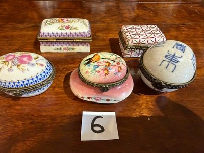 cinq boîtes posées sur une table, sur lesquelles figurent des numéros