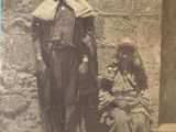 une vieille photo montrant une femme et un homme debout l'un à côté de l'autre