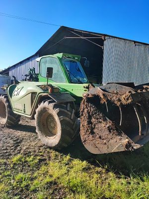 un tracteur qui est à l'arrêt dans la terre