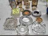 une table sur laquelle se trouvent de nombreux objets en verre
