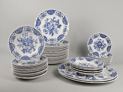un ensemble d'assiettes bleues et blanches ornées de fleurs